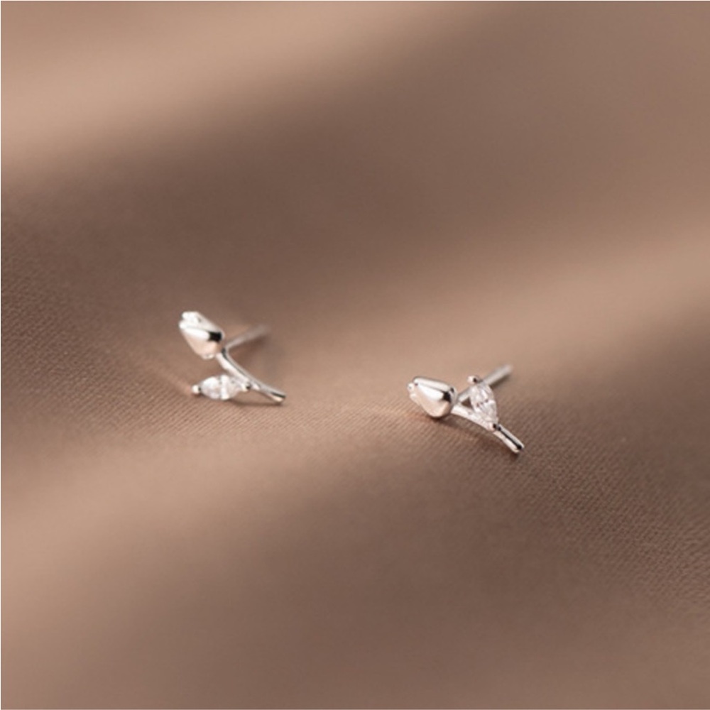 ✨HP✨ Gold Silver Tulip Rose Crystal Dainty Minimalist Stud Post Earrings - Picture 5 of 7